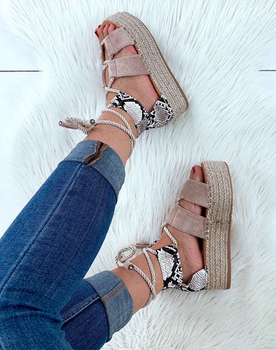 Espadrilles compensées beige en suédine avec lacets en corde épaisse