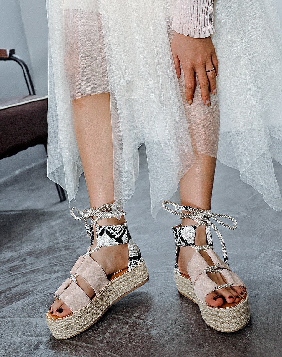 Espadrilles compensées beige en suédine avec lacets en corde épaisse