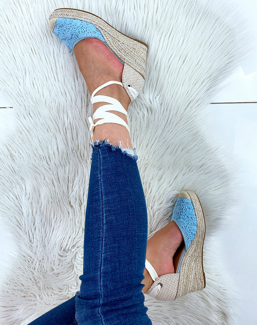 Espadrilles compensées bleu pastel à longues lanières