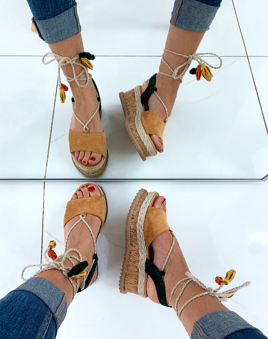 Espadrilles compensées camel en suédine avec lacets corde cheville à pompon