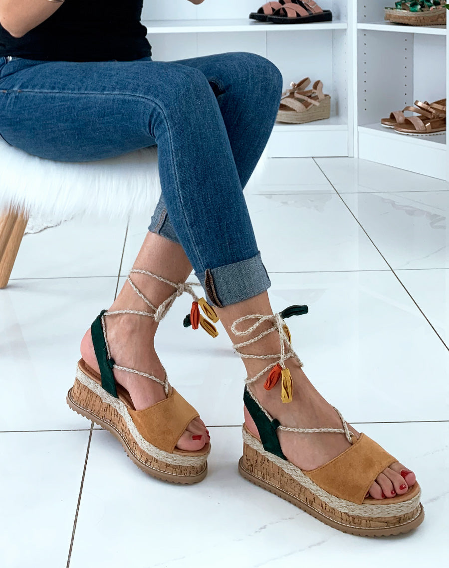 Espadrilles compensées camel en suédine avec lacets corde cheville à pompon