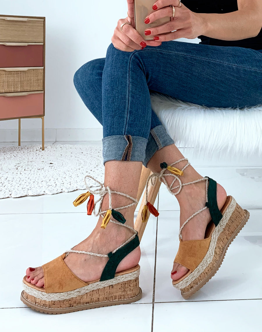 Espadrilles compensées camel en suédine avec lacets corde cheville à pompon