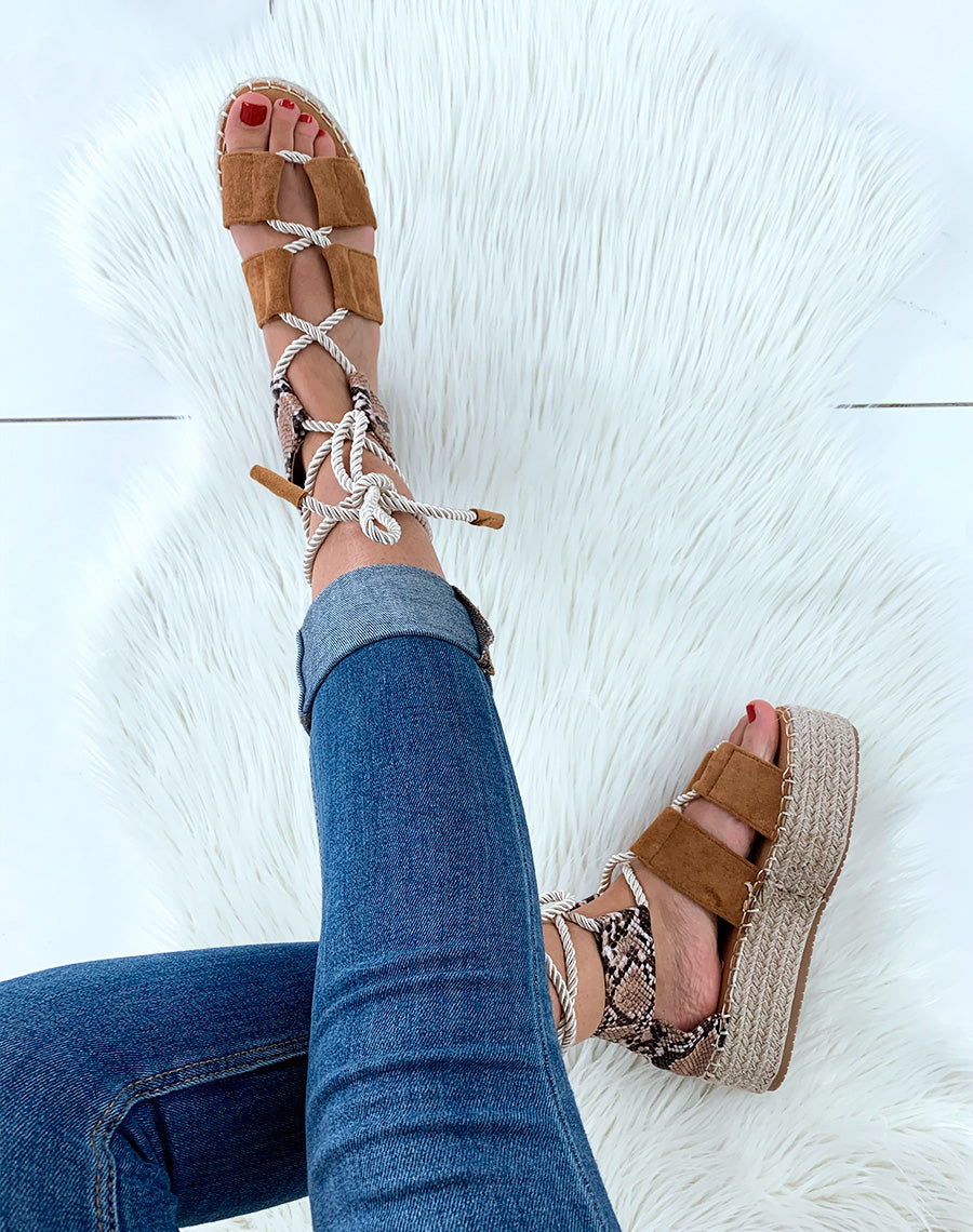 Espadrilles compensées camel en suédine avec lacets en corde épaisse
