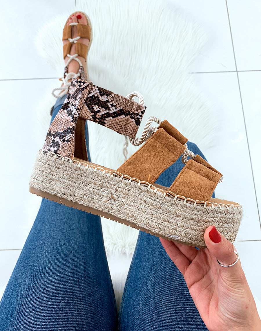 Espadrilles compensées camel en suédine avec lacets en corde épaisse