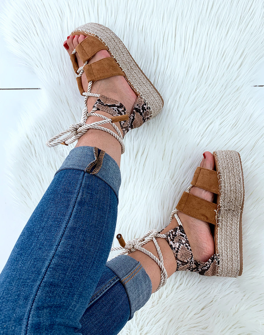 Espadrilles compensées camel en suédine avec lacets en corde épaisse