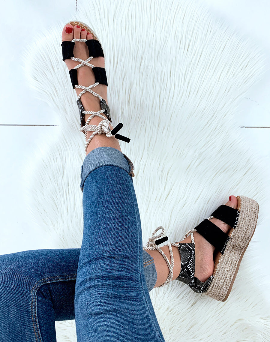 Espadrilles compensées noires en suédine avec lacets en corde épaisse