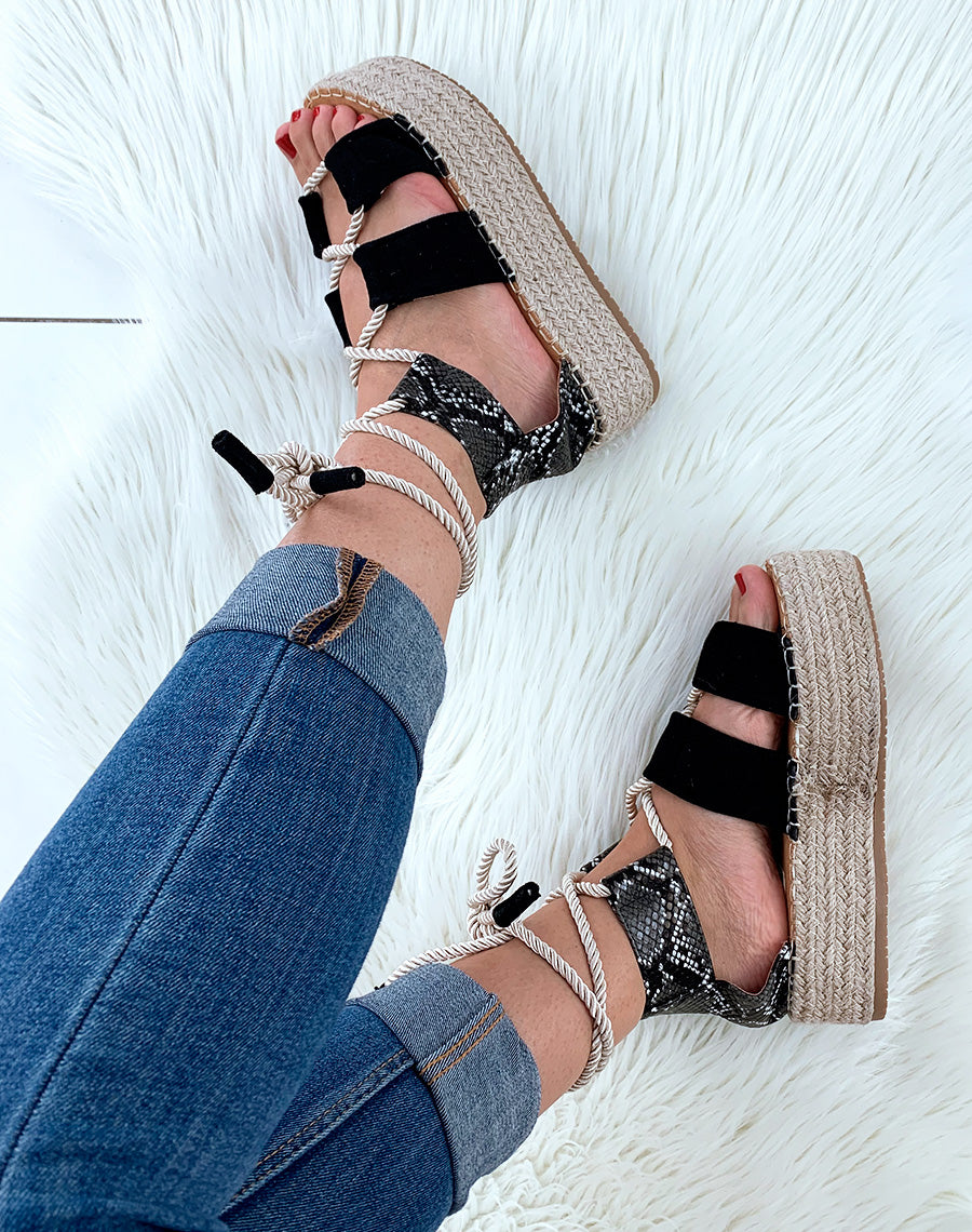 Espadrilles compensées noires en suédine avec lacets en corde épaisse