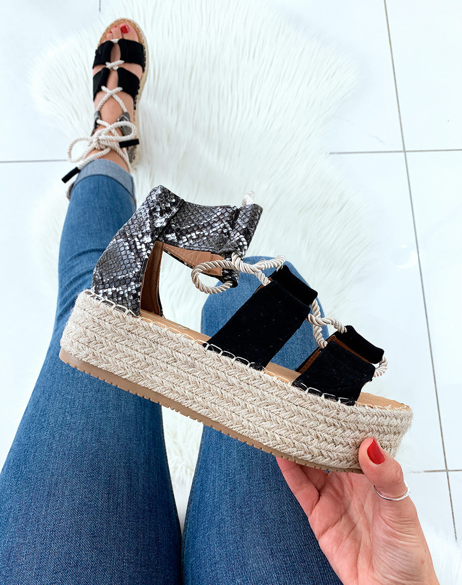 Espadrilles compensées noires en suédine avec lacets en corde épaisse