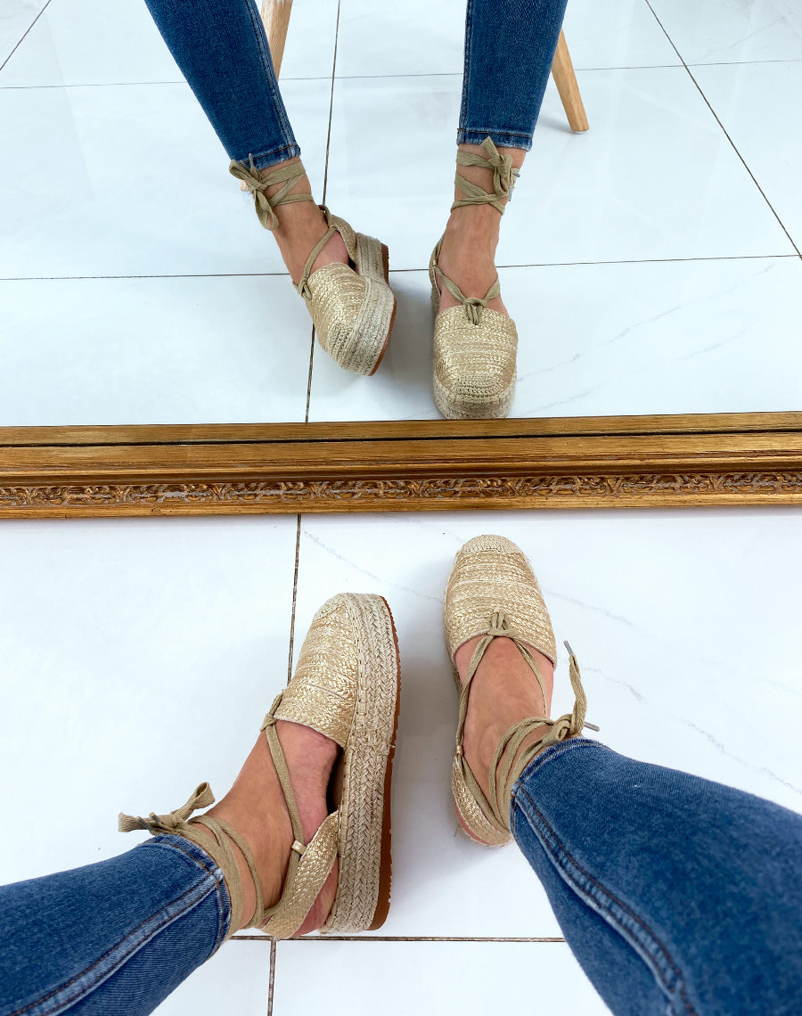 Espadrilles dorés ouvertes et à lacets
