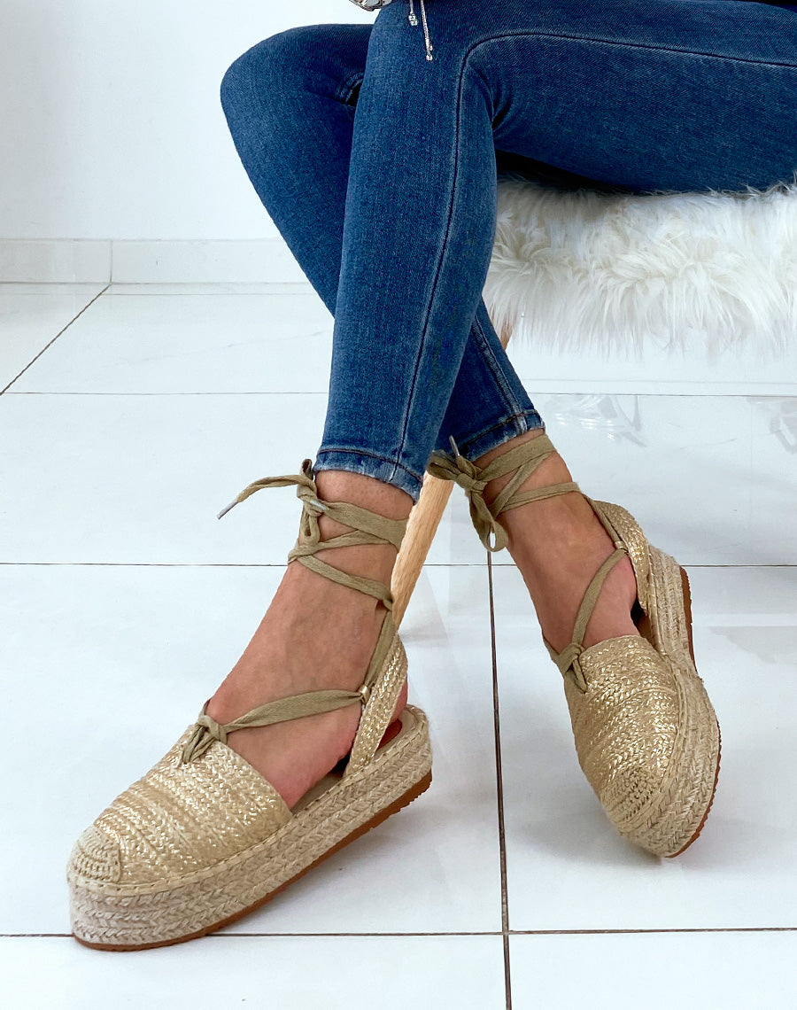 Espadrilles dorés ouvertes et à lacets