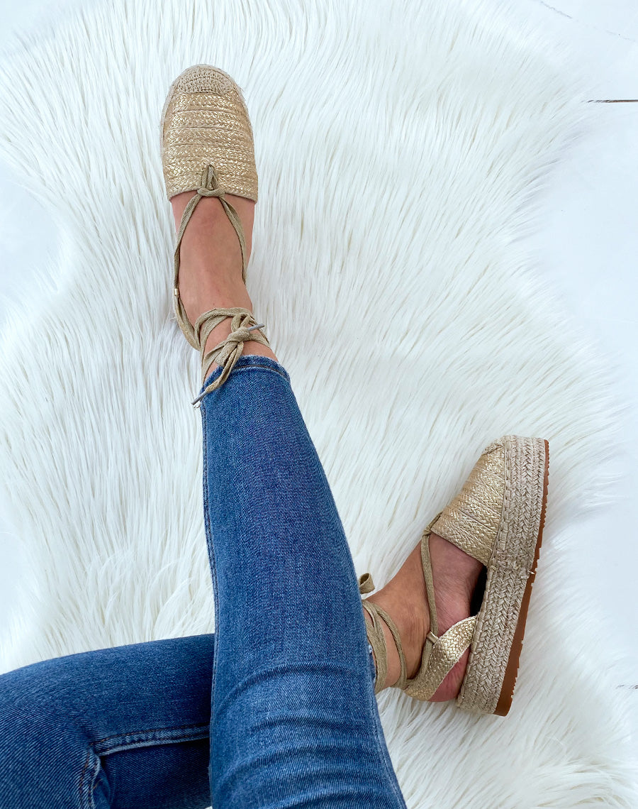 Espadrilles dorés ouvertes et à lacets