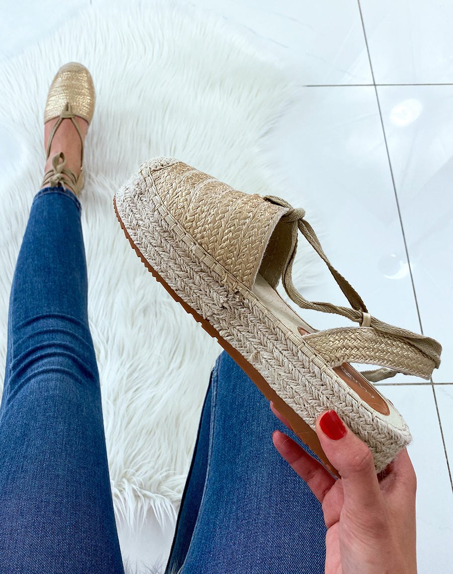 Espadrilles dorés ouvertes et à lacets