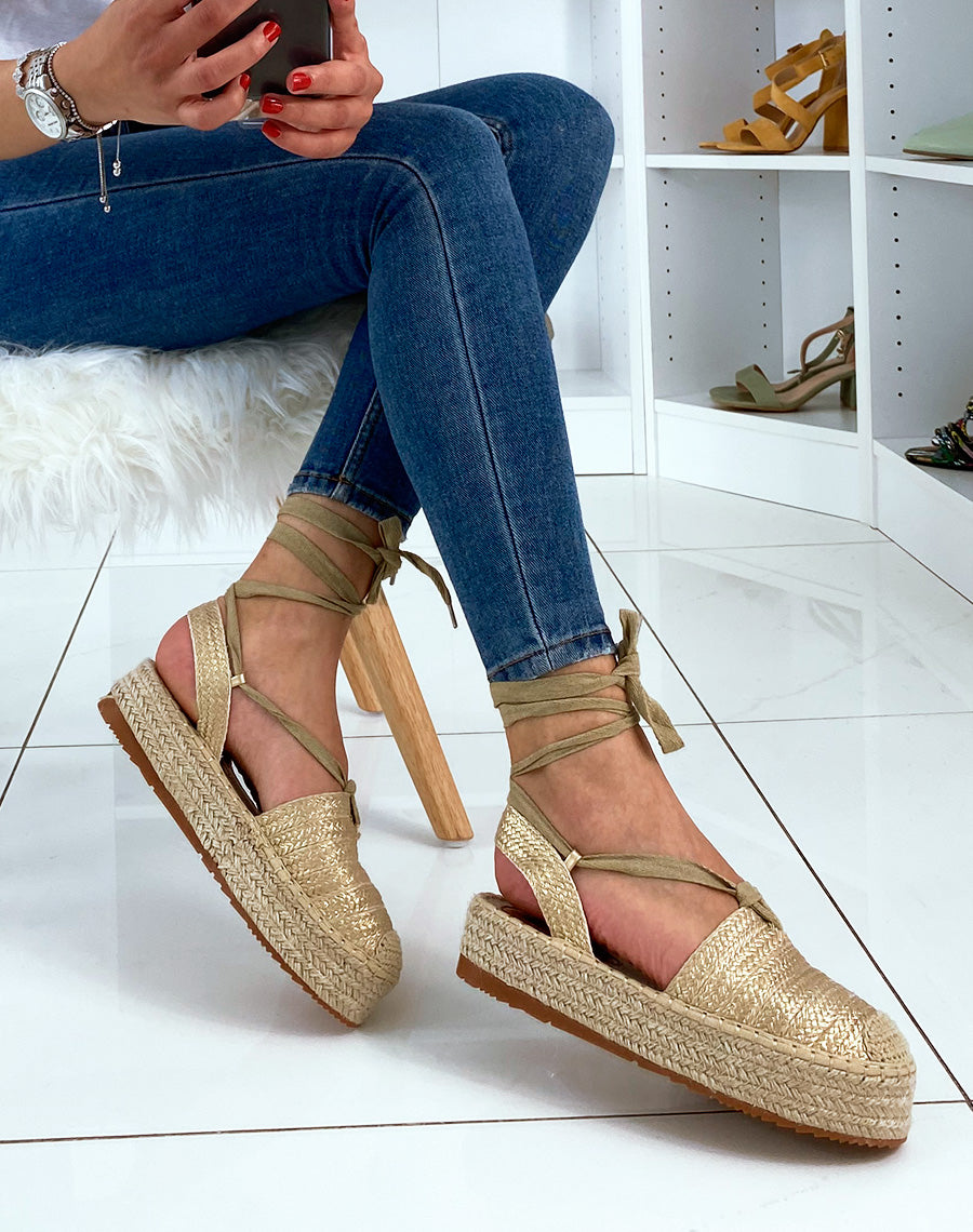 Espadrilles dorés ouvertes et à lacets