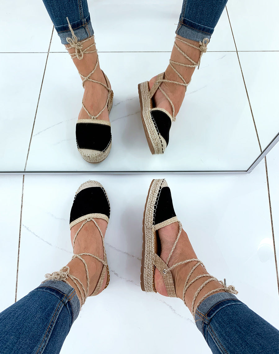 Espadrilles noires et en osier avec des lacets tressés