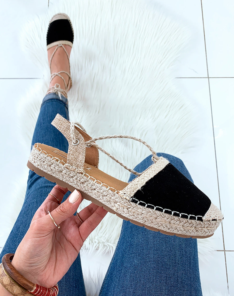Espadrilles noires et en osier avec des lacets tressés
