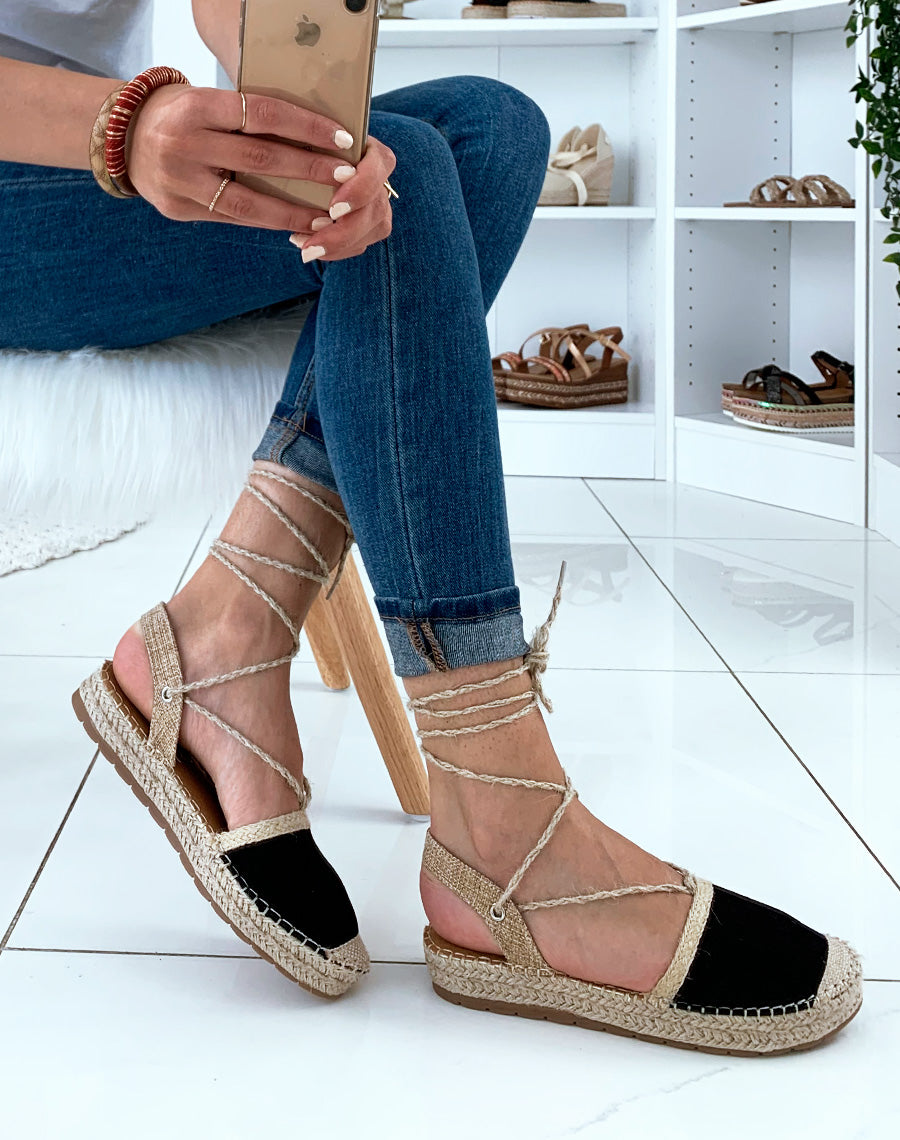 Espadrilles noires et en osier avec des lacets tressés