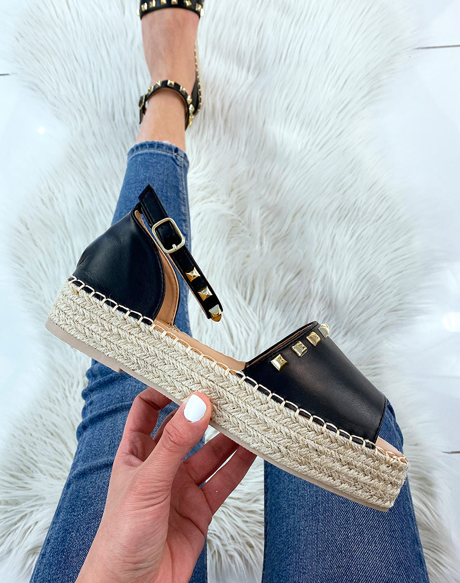 Espadrilles noires ornées de clous dorés