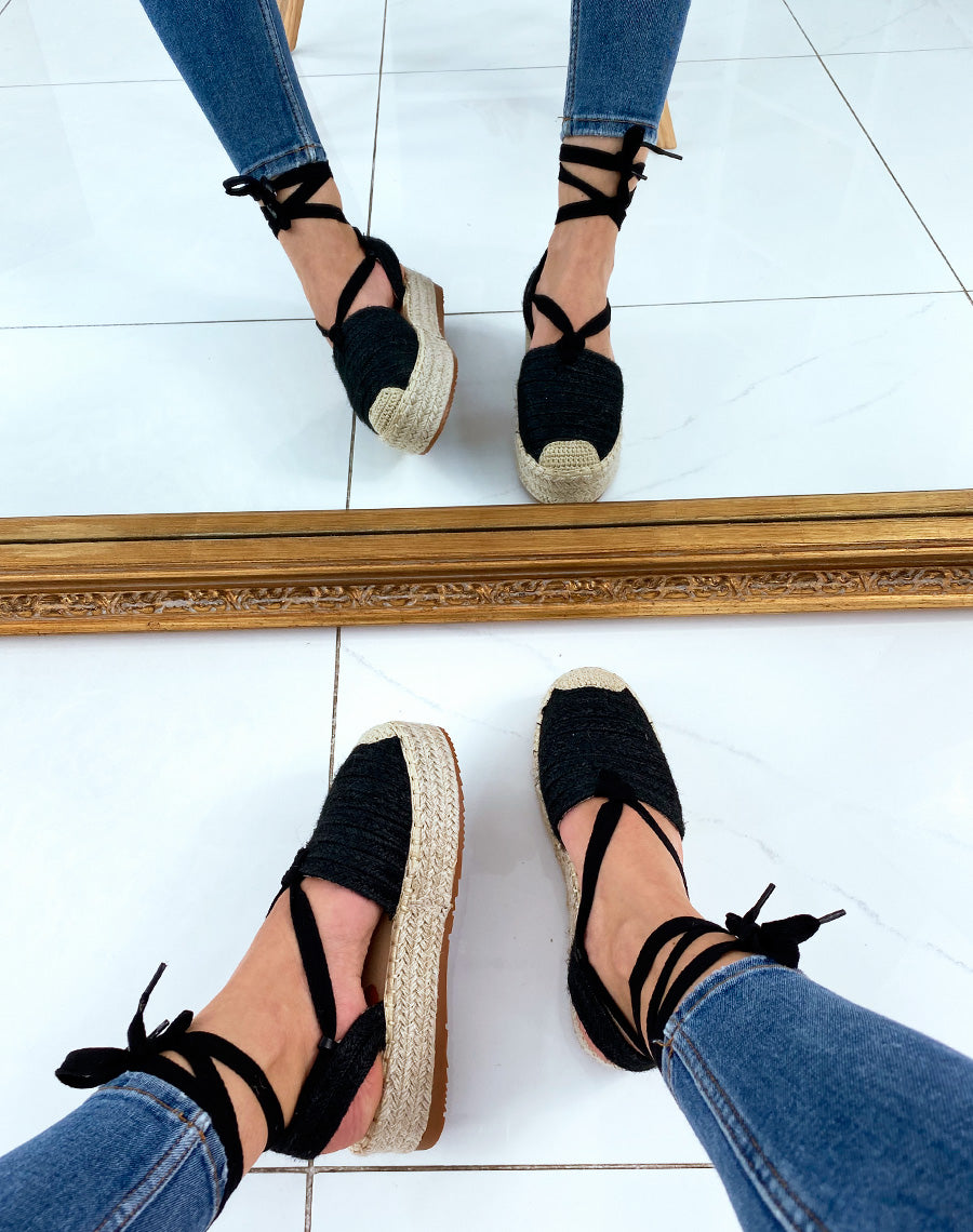 Espadrilles noires ouvertes et à lacets