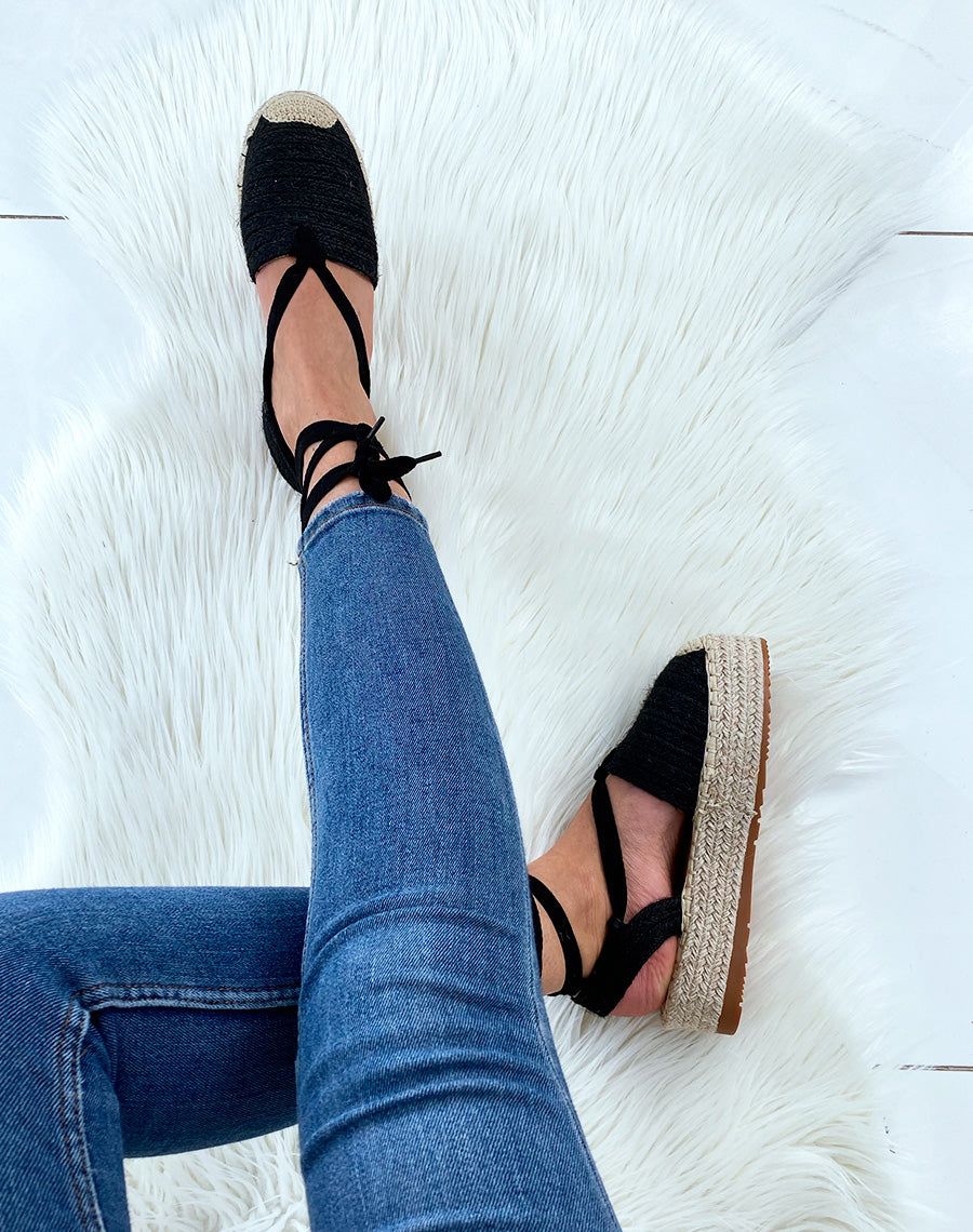Espadrilles noires ouvertes et à lacets