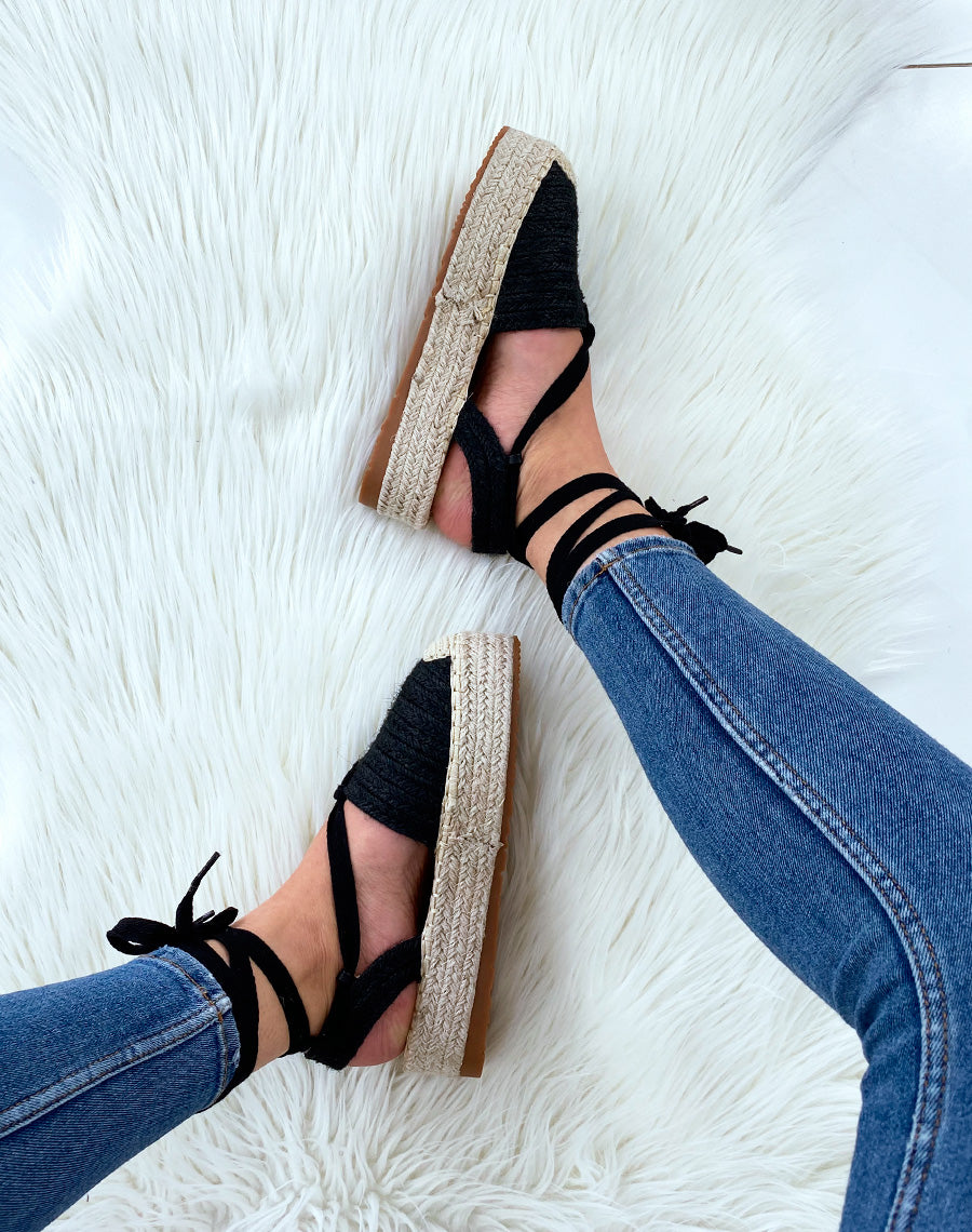 Espadrilles noires ouvertes et à lacets