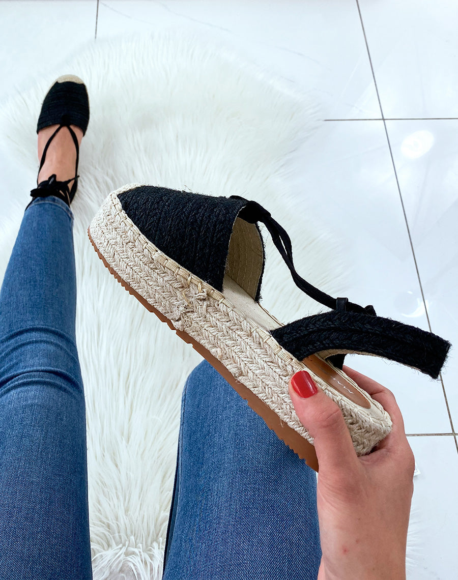 Espadrilles noires ouvertes et à lacets