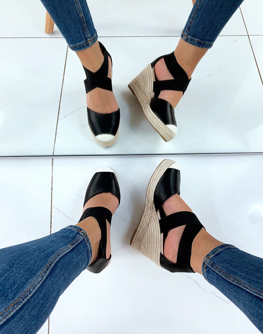 Espadrilles noires à talons compensés et à lanières croisées