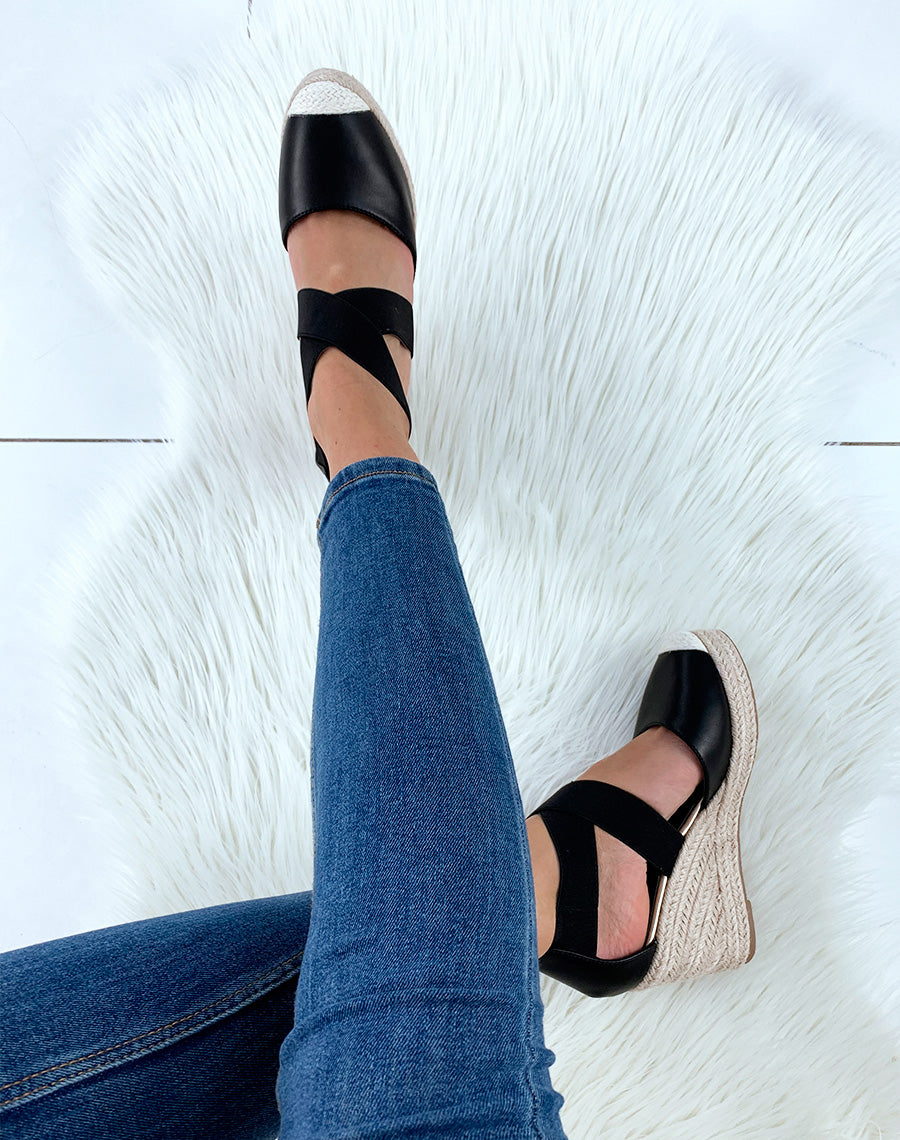 Espadrilles noires à talons compensés et à lanières croisées