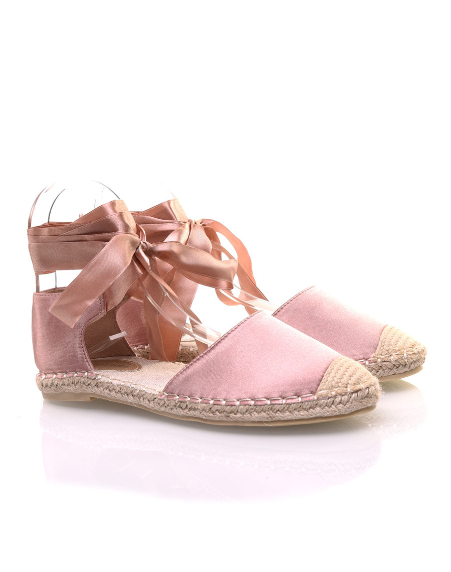 Espadrilles roses pâle satinées à bout fermé