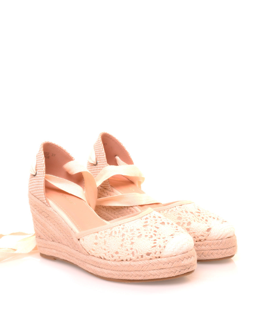 Espadrilles à talons compensés en dentelle beige à lacets