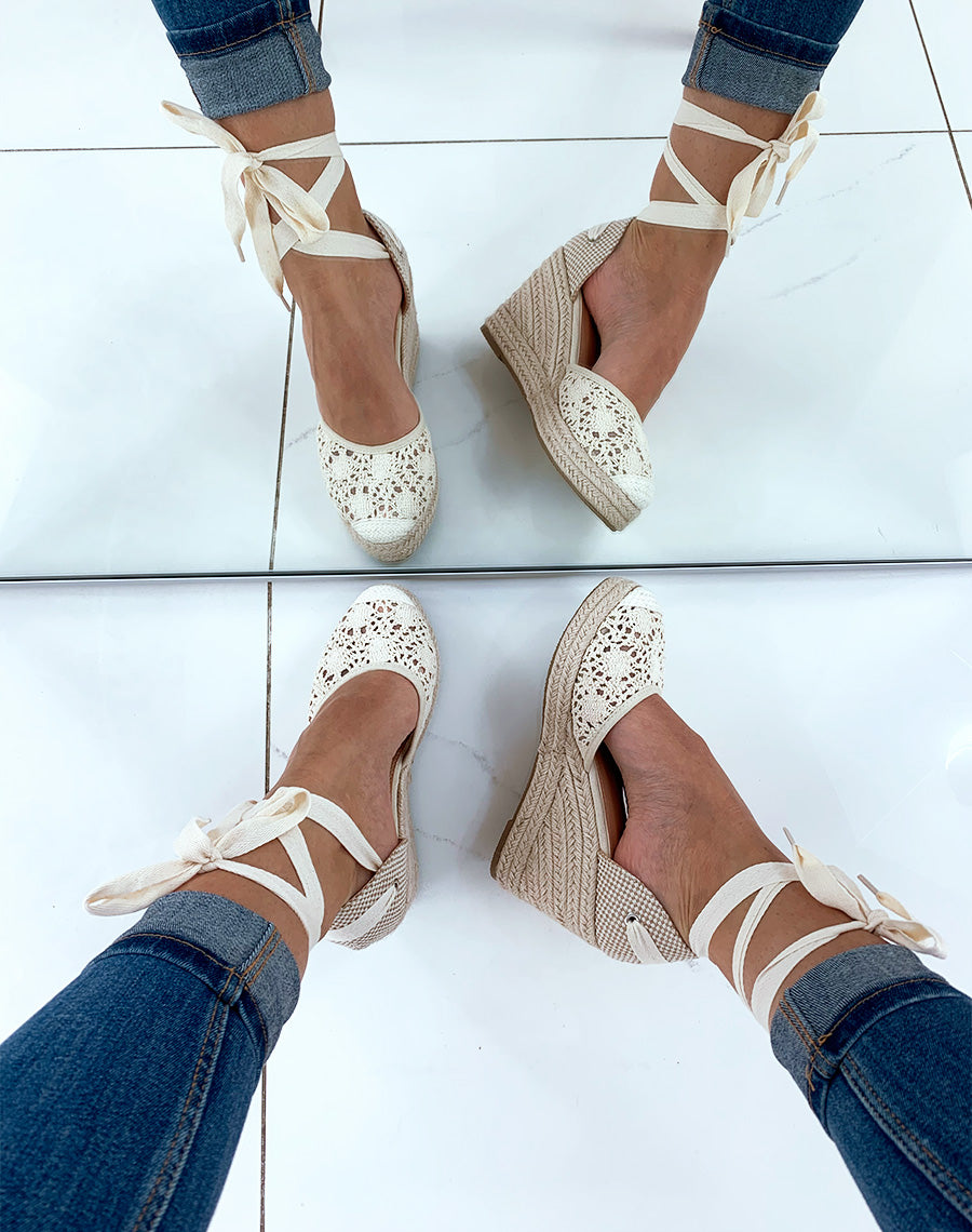 Espadrilles à talons compensés en dentelle beige à lacets