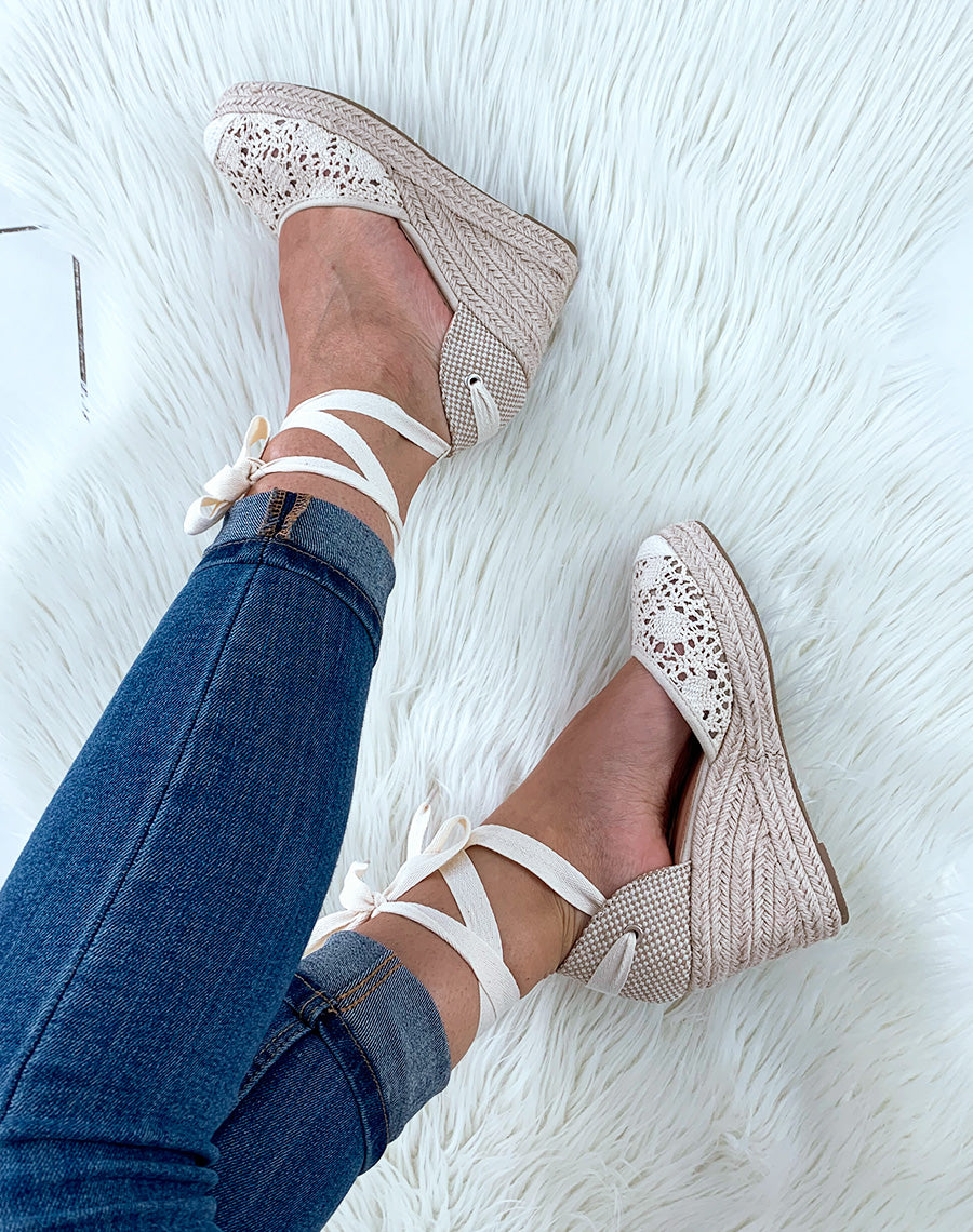 Espadrilles à talons compensés en dentelle beige à lacets