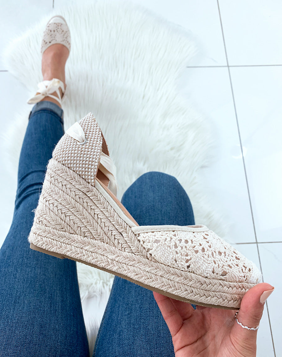 Espadrilles à talons compensés en dentelle beige à lacets