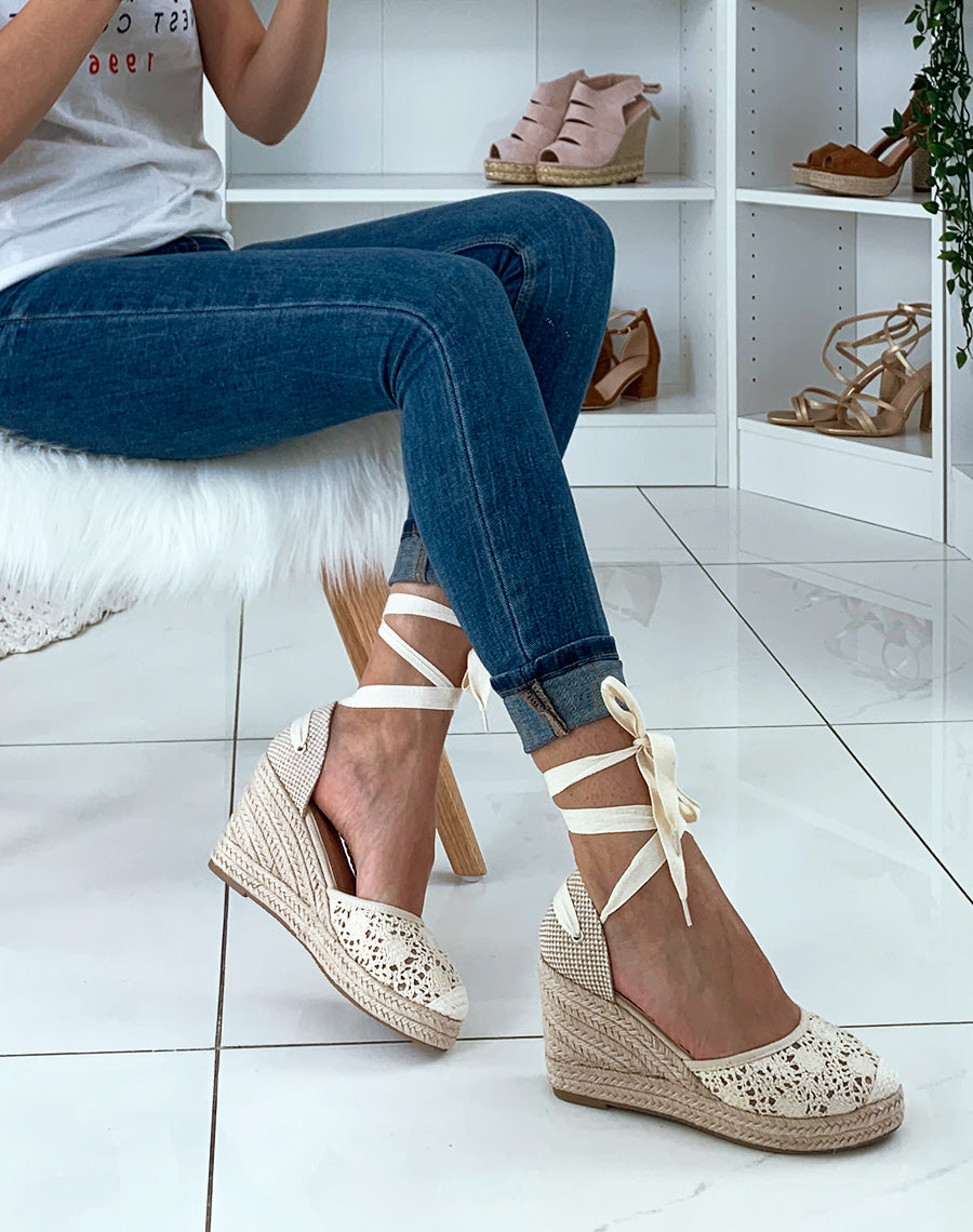 Espadrilles à talons compensés en dentelle beige à lacets