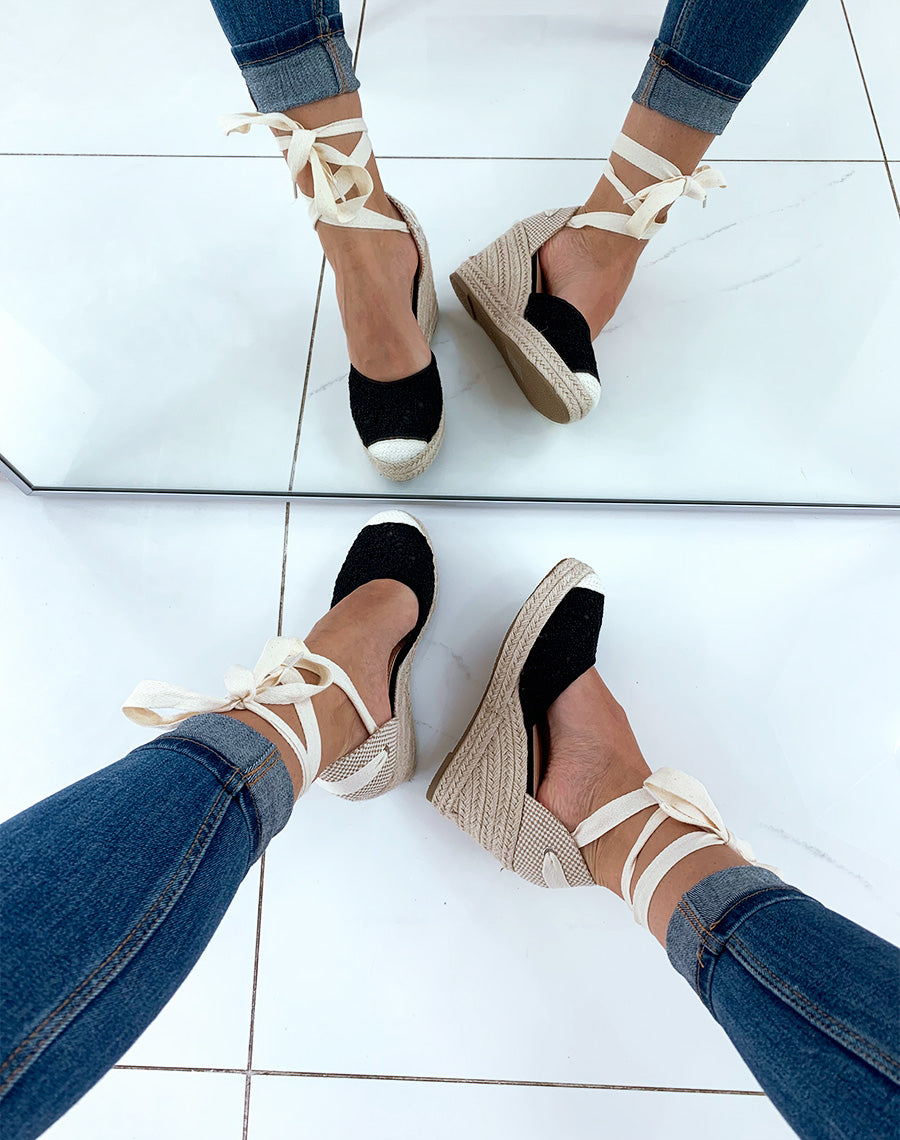 Espadrilles à talons compensés en dentelle noire à lacets