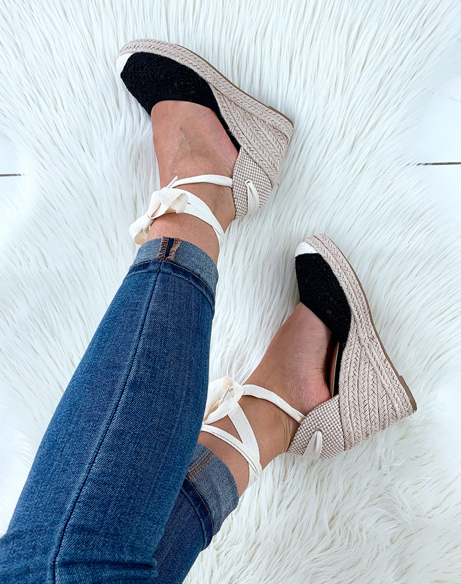 Espadrilles à talons compensés en dentelle noire à lacets