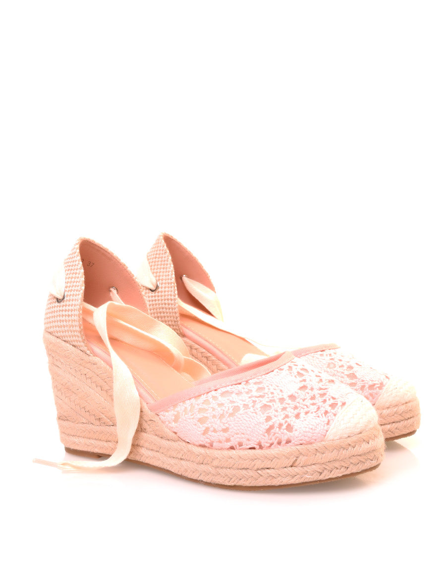 Espadrilles à talons compensés en dentelle rose à lacets