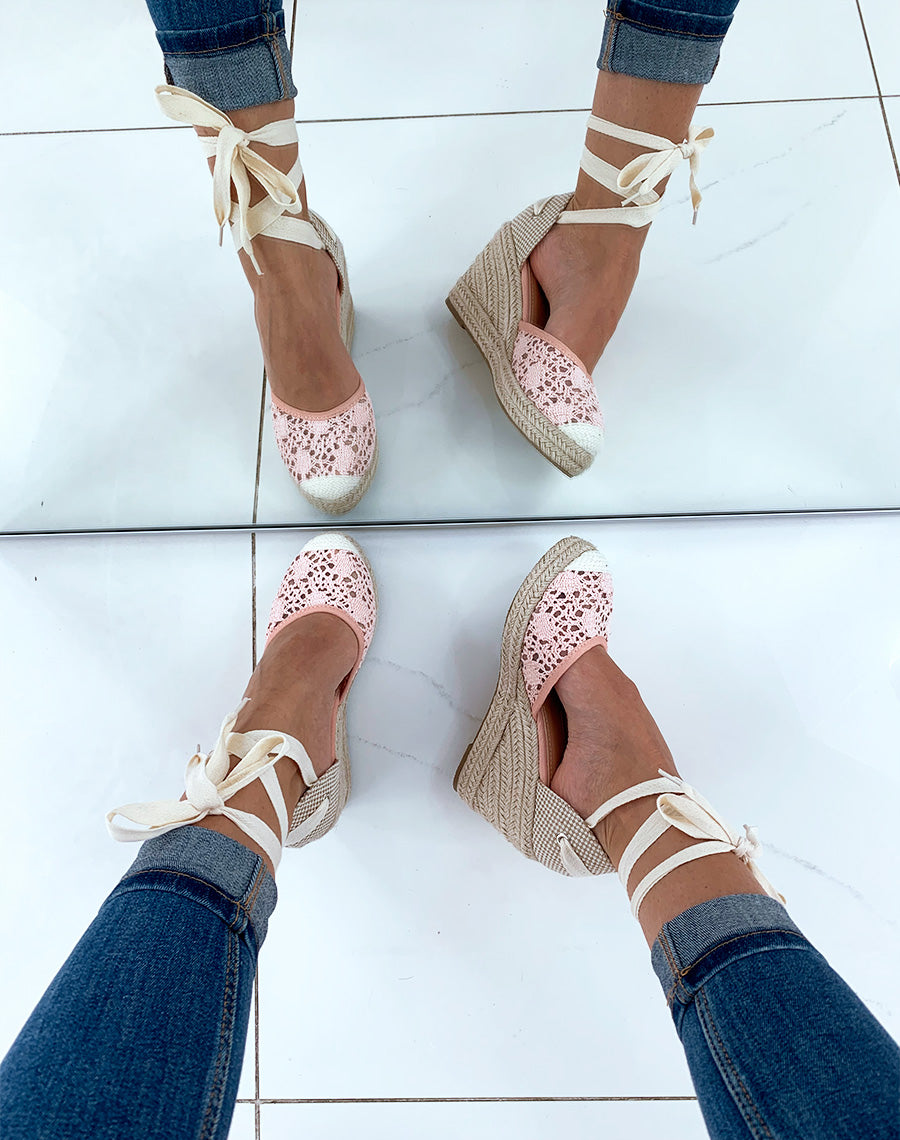 Espadrilles à talons compensés en dentelle rose à lacets
