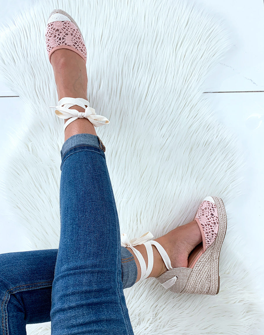 Espadrilles à talons compensés en dentelle rose à lacets
