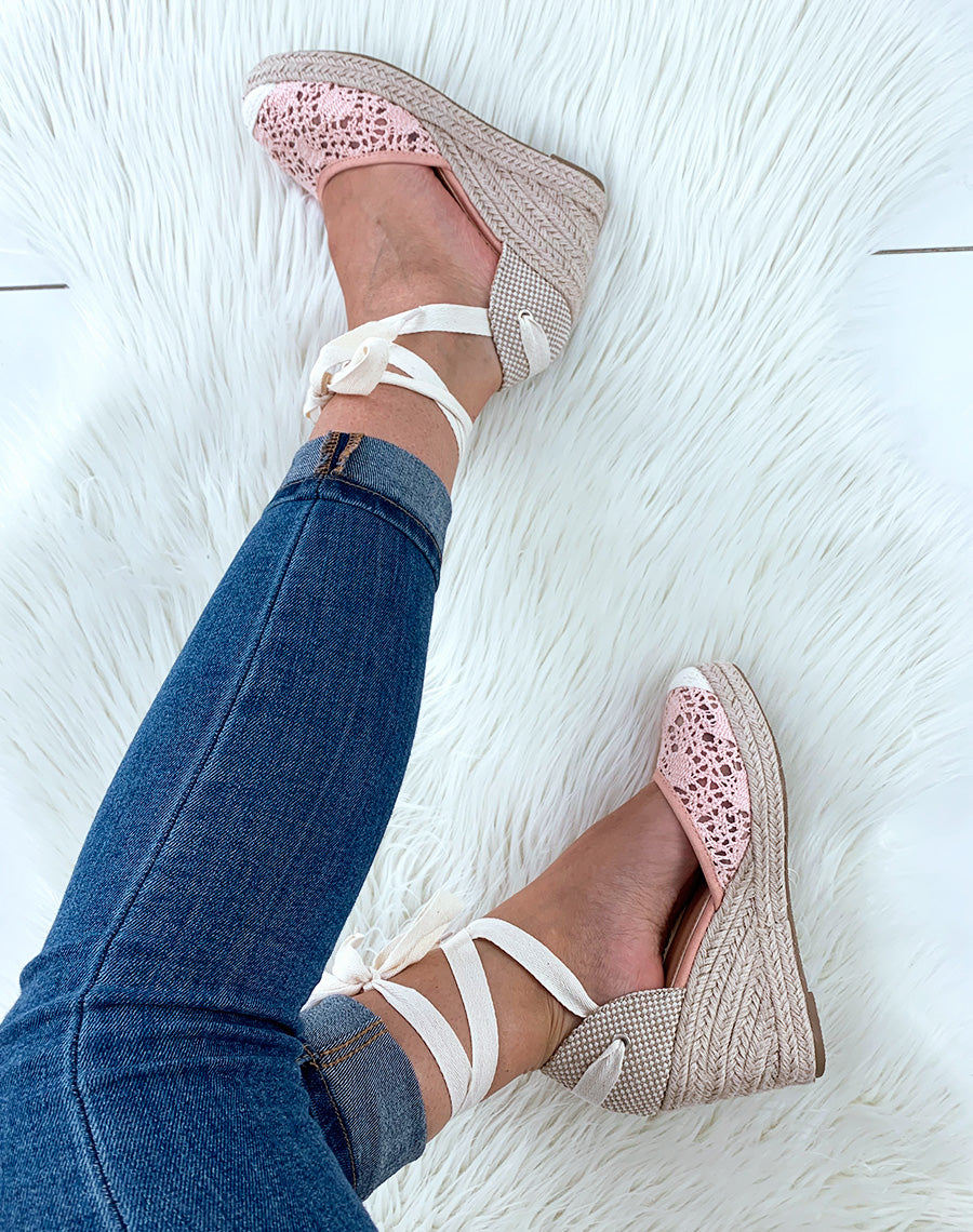 Espadrilles à talons compensés en dentelle rose à lacets