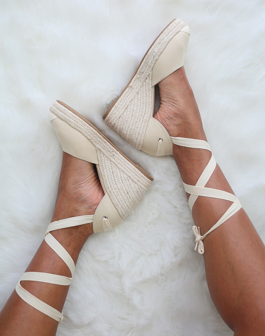 Espadrilles à talons compensés en toile beige à rubans