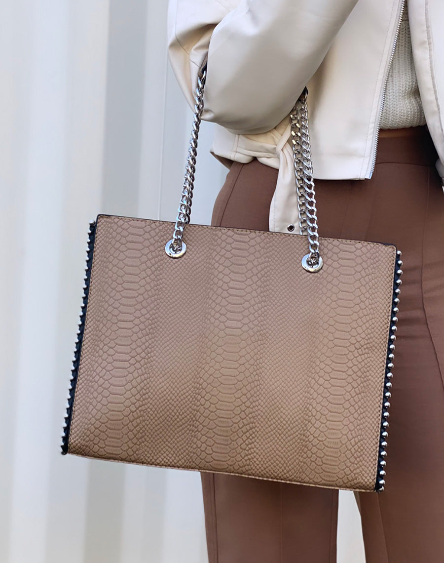 Grand sac à main beige effet croco à détail argenté