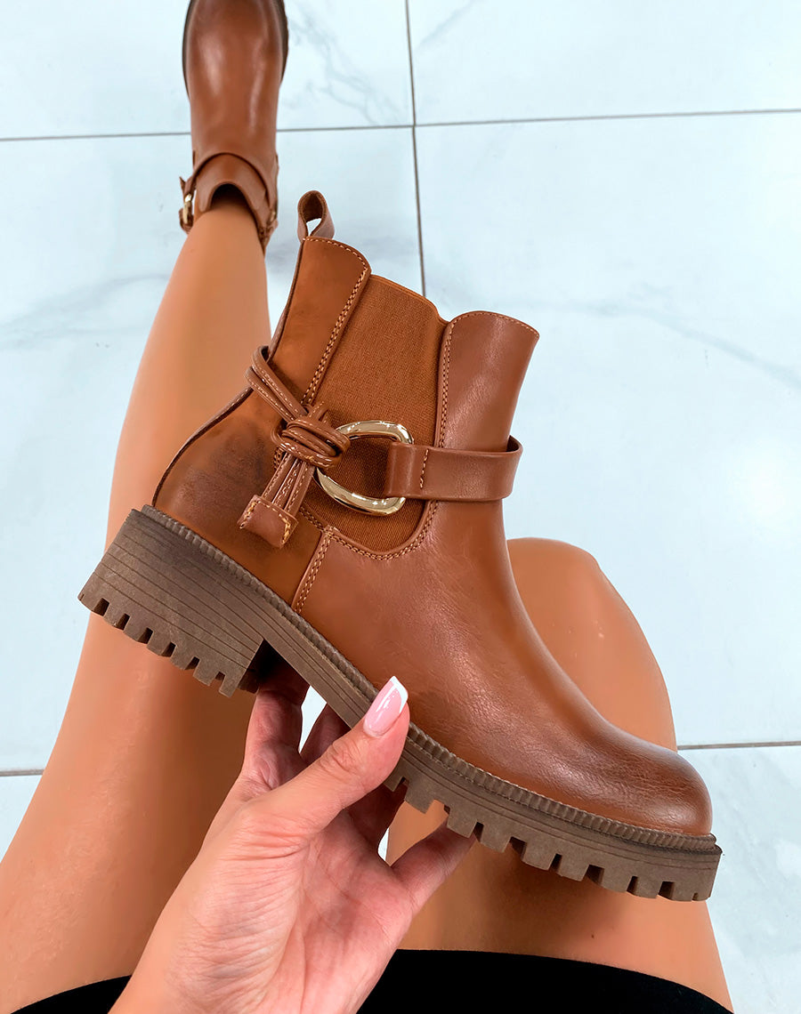 Élégance Naturelle : Bottines Chelsea Camel avec Sangle Nouée