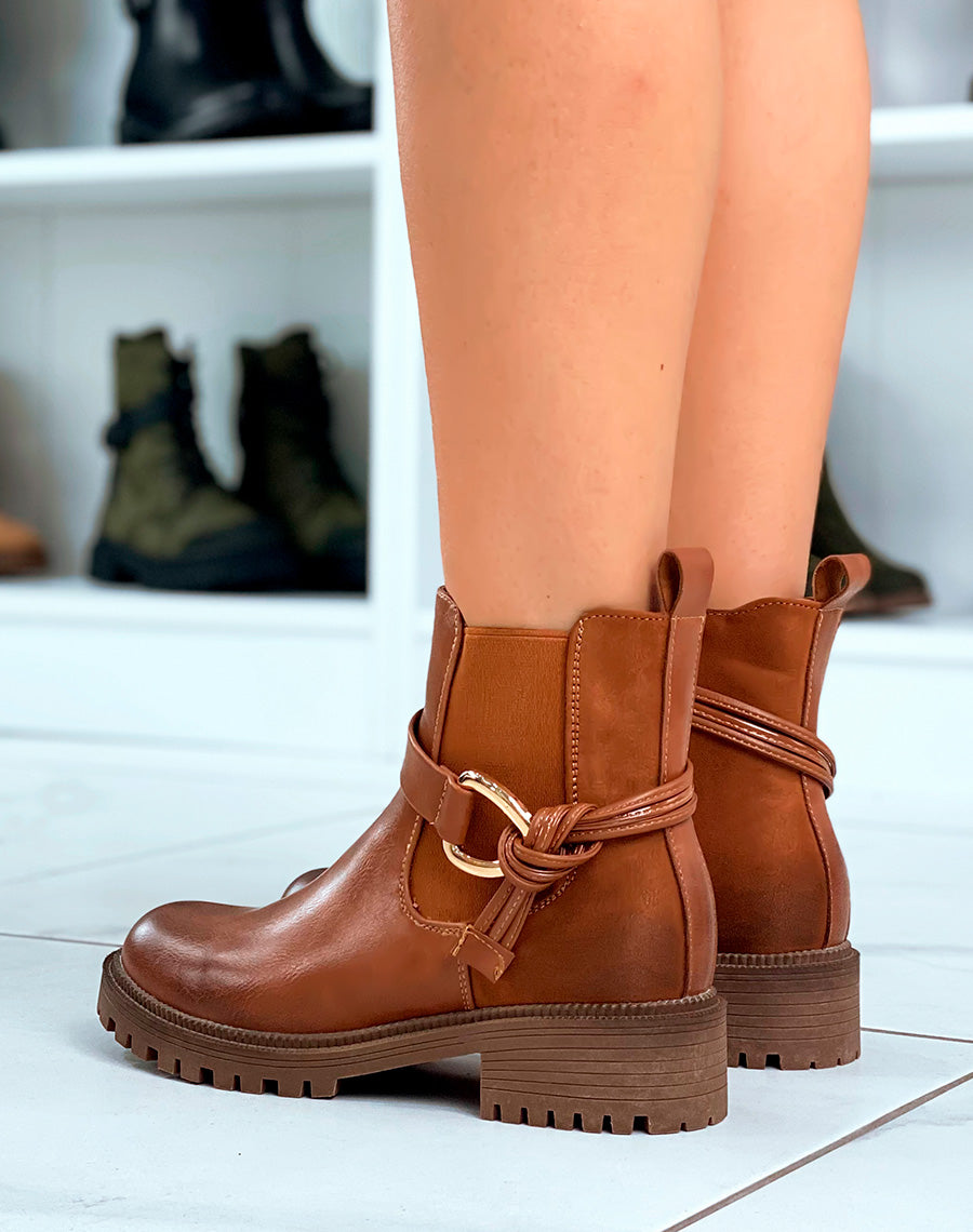 Élégance Naturelle : Bottines Chelsea Camel avec Sangle Nouée