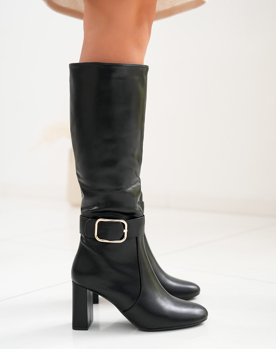 Élégance Structurée : Bottes Noires à Talons Carrés et Sangle Dorée
