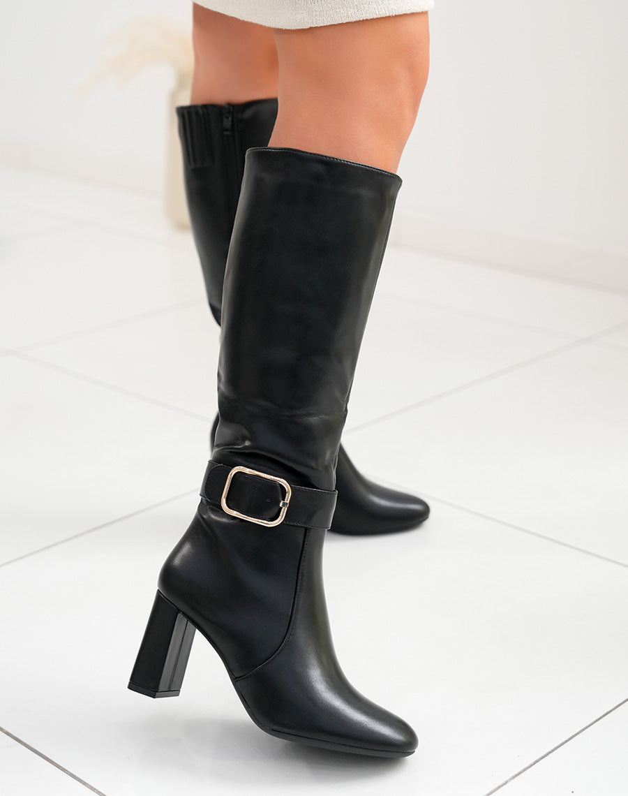 Élégance Structurée : Bottes Noires à Talons Carrés et Sangle Dorée
