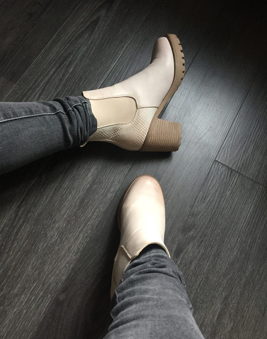 Magnifiques Chelsea boots beige effet patiné à l'avant