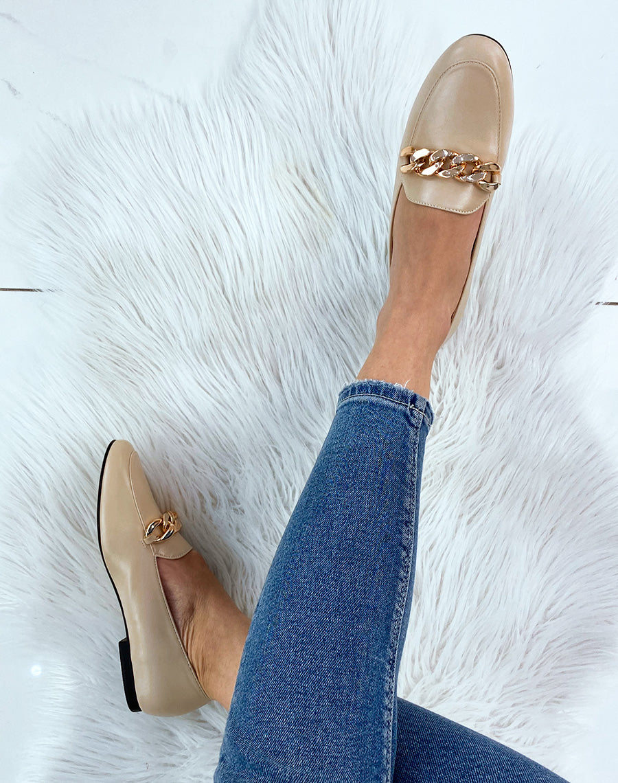 Mocassin beige avec grosse chaîne dorée