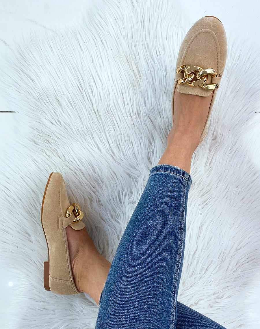 Mocassin en suédine beige et grosse chaîne dorée