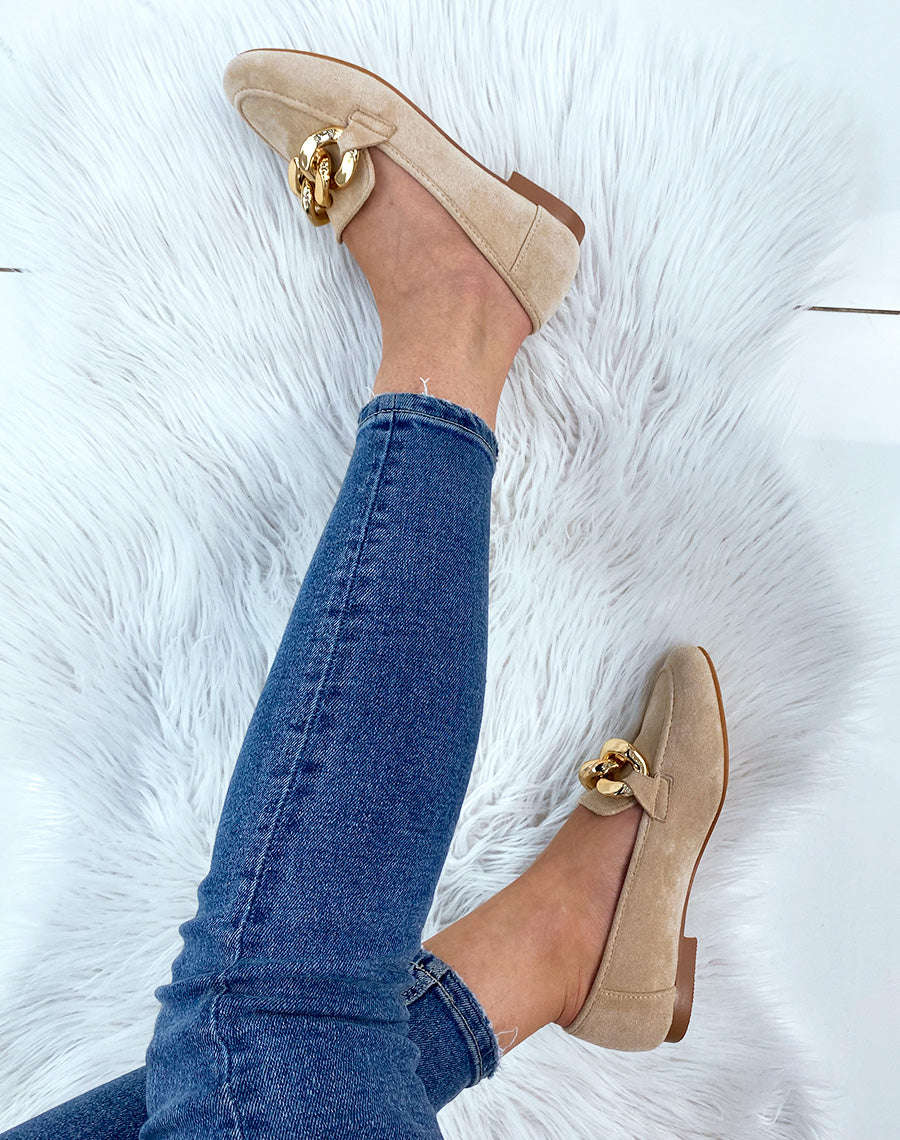 Mocassin en suédine beige et grosse chaîne dorée