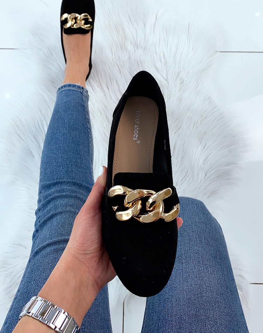 Mocassin en suédine noire et grosse chaîne dorée